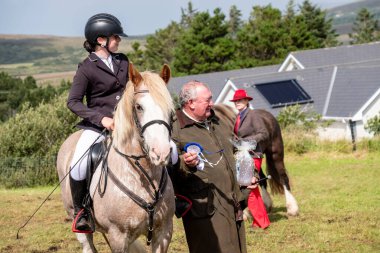 MEENACES, İKİ DONEGAL, İRELAND - 4 AĞUSTOS 2025: Danni Watters Gelişmiş Binicilik Bölümü 'ndeki performansı sırasında.