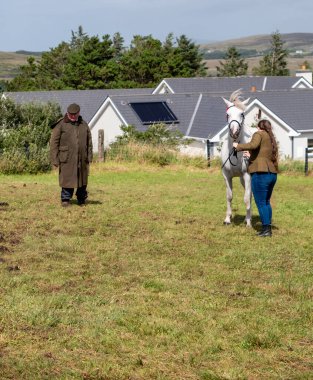 MEENACROSS, COUNTY DONEGAL, IRELAND - 4 AĞUSTOS 2025: Ellie Ward, Dungloe 'dan yeni Mary ve Cora McHugh Meencross Tarım Fuarı' nda ödülleri sunmaya hazırlanıyorlar..