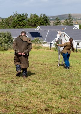 MEENACROSS, COUNTY DONEGAL, IRELAND - 4 AĞUSTOS 2025: Ellie Ward, Dungloe 'dan yeni Mary ve Cora McHugh Meencross Tarım Fuarı' nda ödülleri sunmaya hazırlanıyorlar..