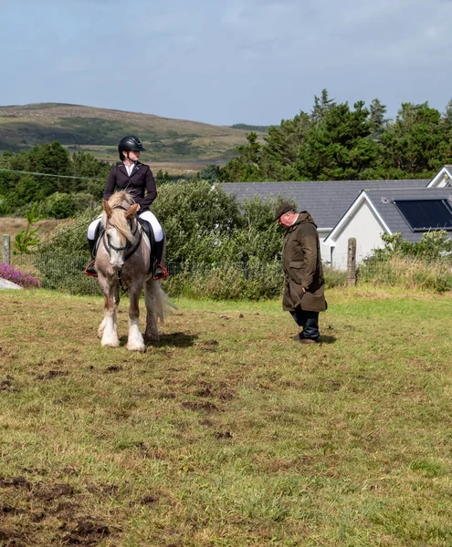 MEENACROSS, COUNTY DONEGAL, IRELAND - 4 AĞUSTOS 2025: Ellie Ward, Dungloe 'dan yeni Mary ve Cora McHugh Meencross Tarım Fuarı' nda ödülleri sunmaya hazırlanıyorlar..