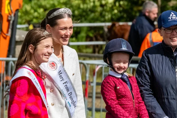 MEENACROSS, COUNTY DONEGAL, IRELAND - 4 AĞUSTOS 2025: Ellie Ward, Dungloe 'dan yeni Mary ve Cora McHugh Meencross Tarım Fuarı' nda ödülleri sunmaya hazırlanıyorlar..