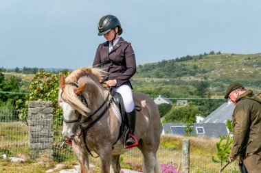 MEENAŞ, İKİNCİ DONEGAL, İRELAND - 4 AĞUSTOS 2025: Her yaştan biniciler Meencross Tarım Fuarı 'nın tadını çıkarıyorlar.