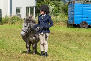 MEENAŞ, İKİNCİ DONEGAL, İRELAND - 4 AĞUSTOS 2025: Her yaştan biniciler Meencross Tarım Fuarı 'nın tadını çıkarıyorlar.