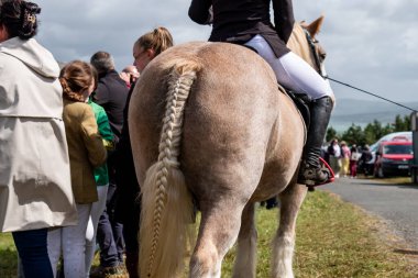 MEENAŞ, İKİNCİ DONEGAL, İRELAND - 4 AĞUSTOS 2025: Her yaştan biniciler Meencross Tarım Fuarı 'nın tadını çıkarıyorlar.