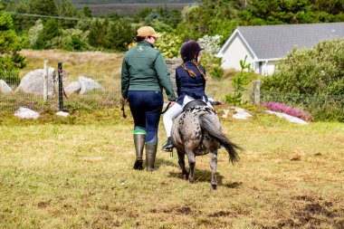 MEENAŞ, İKİNCİ DONEGAL, İRELAND - 4 AĞUSTOS 2025: Her yaştan biniciler Meencross Tarım Fuarı 'nın tadını çıkarıyorlar.