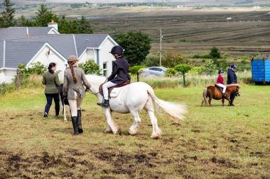 MEENAŞ, İKİNCİ DONEGAL, İRELAND - 4 AĞUSTOS 2025: Her yaştan biniciler Meencross Tarım Fuarı 'nın tadını çıkarıyorlar.