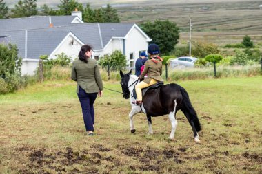 MEENAŞ, İKİNCİ DONEGAL, İRELAND - 4 AĞUSTOS 2025: Her yaştan biniciler Meencross Tarım Fuarı 'nın tadını çıkarıyorlar.