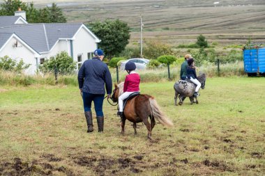 MEENAŞ, İKİNCİ DONEGAL, İRELAND - 4 AĞUSTOS 2025: Her yaştan biniciler Meencross Tarım Fuarı 'nın tadını çıkarıyorlar.