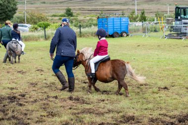 MEENAŞ, İKİNCİ DONEGAL, İRELAND - 4 AĞUSTOS 2025: Her yaştan biniciler Meencross Tarım Fuarı 'nın tadını çıkarıyorlar.