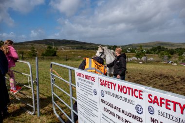 MEENAŞ, İKİNCİ DONEGAL, İRELAND - 4 AĞUSTOS 2025: Her yaştan biniciler Meencross Tarım Fuarı 'nın tadını çıkarıyorlar.