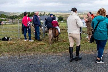 MEENAŞ, İKİNCİ DONEGAL, İRELAND - 4 AĞUSTOS 2025: Her yaştan biniciler Meencross Tarım Fuarı 'nın tadını çıkarıyorlar.