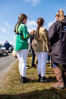 MEENAŞ, İKİNCİ DONEGAL, İRELAND - 4 AĞUSTOS 2025: Her yaştan biniciler Meencross Tarım Fuarı 'nın tadını çıkarıyorlar.