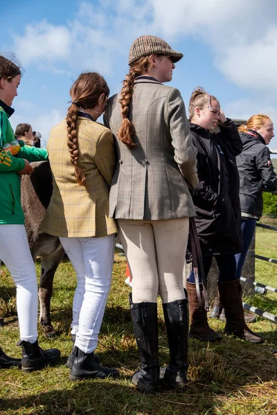 MEENAŞ, İKİNCİ DONEGAL, İRELAND - 4 AĞUSTOS 2025: Her yaştan biniciler Meencross Tarım Fuarı 'nın tadını çıkarıyorlar.