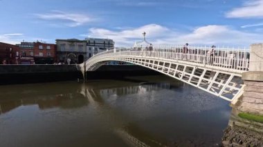 DUBLIN, IRELAND - 16 HAZİRAN 2025 - Bu köprüye geçiş ücreti yüzünden Yarım Peni Köprüsü deniyor.