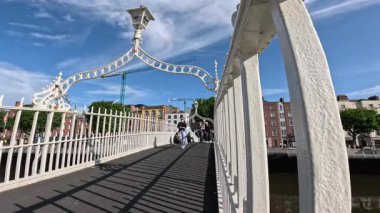 DUBLIN, IRELAND - 16 HAZİRAN 2025 - Bu köprüye geçiş ücreti yüzünden Yarım Peni Köprüsü deniyor.