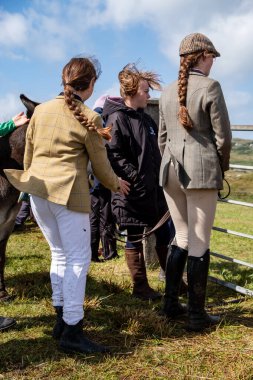 MEENAŞ, İKİNCİ DONEGAL, İRELAND - 4 AĞUSTOS 2025: Her yaştan biniciler Meencross Tarım Fuarı 'nın tadını çıkarıyorlar.