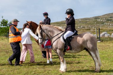 MEENAŞ, İKİNCİ DONEGAL, İRELAND - 4 AĞUSTOS 2025: Her yaştan biniciler Meencross Tarım Fuarı 'nın tadını çıkarıyorlar.