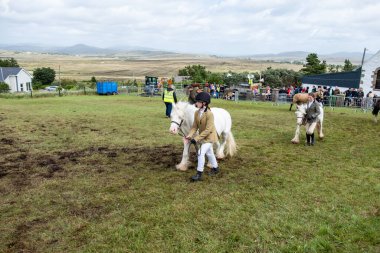 MEENAŞ, İKİNCİ DONEGAL, İRELAND - 4 AĞUSTOS 2025: Her yaştan biniciler Meencross Tarım Fuarı 'nın tadını çıkarıyorlar.