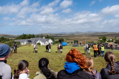 MEENAŞ, İKİNCİ DONEGAL, İRELAND - 4 AĞUSTOS 2025: Her yaştan biniciler Meencross Tarım Fuarı 'nın tadını çıkarıyorlar.