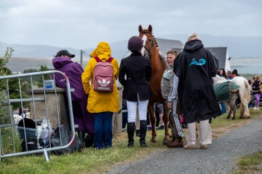 MEENACİL, İKİNCİ DONEGAL, İRELAND - 4 Ağustos 2025: Yerliler ve ziyaretçiler Meencross Tarım Fuarı 'nın tadını çıkarıyorlar.