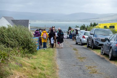 MEENACİL, İKİNCİ DONEGAL, İRELAND - 4 Ağustos 2025: Yerliler ve ziyaretçiler Meencross Tarım Fuarı 'nın tadını çıkarıyorlar.
