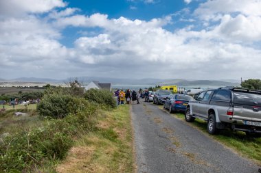 MEENACİL, İKİNCİ DONEGAL, İRELAND - 4 Ağustos 2025: Yerliler ve ziyaretçiler Meencross Tarım Fuarı 'nın tadını çıkarıyorlar.