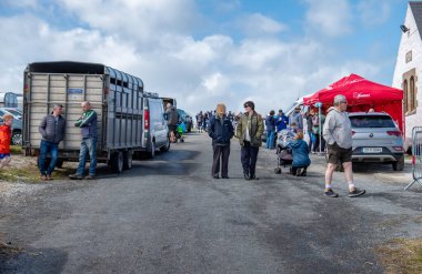 MEENACİL, İKİNCİ DONEGAL, İRELAND - 4 Ağustos 2025: Yerliler ve ziyaretçiler Meencross Tarım Fuarı 'nın tadını çıkarıyorlar.