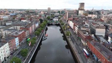 DUBLIN, IRELAND - 15 HAZİRAN 2025 Liffey nehri başkentten akıyor.
