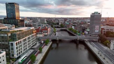DUBLIN, IRELAND - 15 HAZİRAN 2025 Liffey nehri başkentten akıyor.