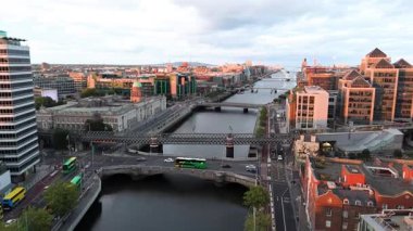 DUBLIN, IRELAND - 15 HAZİRAN 2025 - Gümrük Evi neoklasik bir 18. yüzyıl binasıdır.