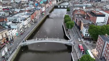 DUBLIN, IRELAND - 15 HAZİRAN 2025 - Bu köprüye geçiş ücreti yüzünden Yarım Peni Köprüsü deniyor.