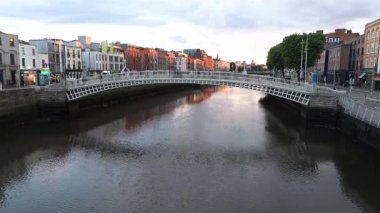 DUBLIN, IRELAND - 15 HAZİRAN 2025 - Bu köprüye geçiş ücreti yüzünden Yarım Peni Köprüsü deniyor.