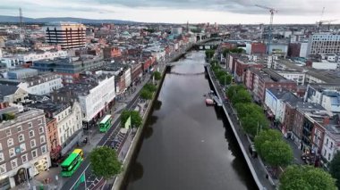 DUBLIN, IRELAND - 15 HAZİRAN 2025 - Bu köprüye geçiş ücreti yüzünden Yarım Peni Köprüsü deniyor.
