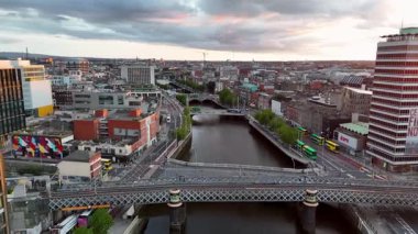 DUBLIN, IRELAND - 15 HAZİRAN 2025 Liffey nehri başkentten akıyor.
