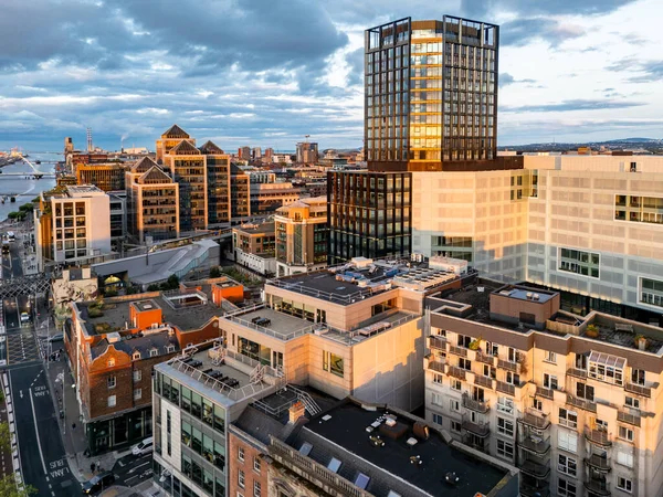 DUBLIN, IRELAND - 15 HAZİRAN 2025 - 1GQ Liffey nehrinin yanında.