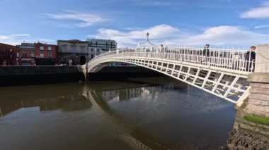 DUBLIN, IRELAND - 16 HAZİRAN 2025 - Bu köprüye geçiş ücreti yüzünden Yarım Peni Köprüsü deniyor.