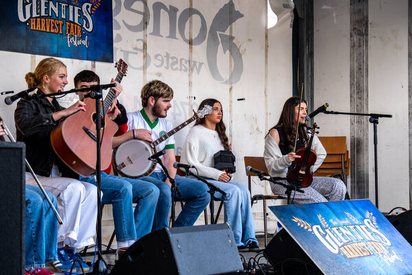 GLENTIES, COUNTY DONEGAL, IRELAND - 13 СЕНТЯБРЯ 2025: Fluirse Ceol выступает на главной улице во время бесплатной ярмарки урожая.