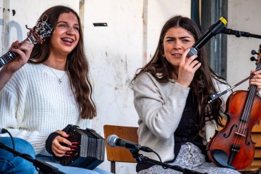 GLENTIES, COUNTY DONEGAL, IRELAND - 13 Eylül 2025: Fluirse Ceol ücretsiz Hasat Fuarı sırasında ana caddede sahne alıyor.