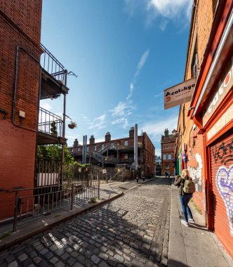 DUBLIN, IRELAND - 16 Temmuz 2025 Tapınak Bar Meydanı ünlü pub 'a yakın.