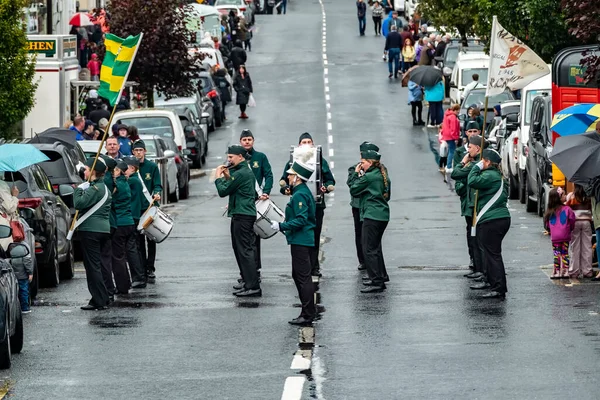 GLENTIES, COUNTY DONEGAL, IRELAND - 14 Eylül 2025: Maghery Band Academy ana caddedeki ücretsiz Glenties Hasat Fuarı 'nda sahne alıyor.