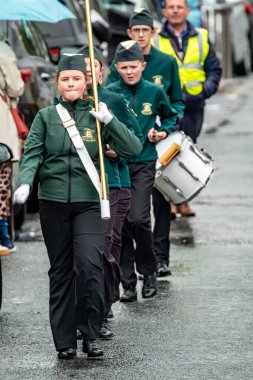 GLENTIES, COUNTY DONEGAL, IRELAND - 14 Eylül 2025: Maghery Band Academy ana caddedeki ücretsiz Glenties Hasat Fuarı 'nda sahne alıyor.