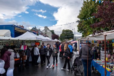 GLENTIES, COUNTY DONEGAL, IRELAND - 13 Eylül 2025: The Hasat Fuarı, Anayol 'da düzenlenen ücretsiz yıllık etkinliktir..