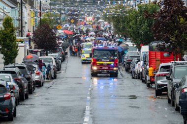 GLENTIES, COUNTY DONEGAL, IRELAND - 13 Eylül 2025: itfaiyeciler Hasat Fuarı 'nda meşguller.