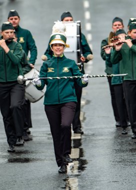 GLENTIES, COUNTY DONEGAL, IRELAND - 14 Eylül 2025: Maghery Band Academy ana caddedeki ücretsiz Glenties Hasat Fuarı 'nda sahne alıyor.