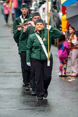 GLENTIES, COUNTY DONEGAL, IRELAND - 14 Eylül 2025: Maghery Band Academy ana caddedeki ücretsiz Glenties Hasat Fuarı 'nda sahne alıyor.