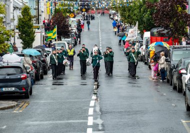 GLENTIES, COUNTY DONEGAL, IRELAND - 14 Eylül 2025: Maghery Band Academy ana caddedeki ücretsiz Glenties Hasat Fuarı 'nda sahne alıyor.