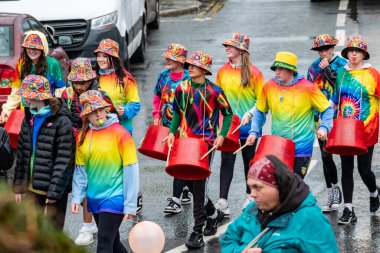 GLENTIES, COUNTY DONEGAL, IRELAND - 13 Eylül 2025: Anacaddedeki Hasat Fuarı 'nda eğlenen katılımcılar.