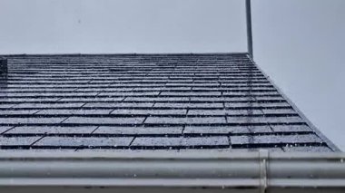 Yağmur, tahta çatıya yağıyor..