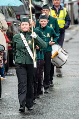 GLENTIES, COUNTY DONEGAL, IRELAND - 14 Eylül 2025: Maghery Band Academy ana caddedeki ücretsiz Glenties Hasat Fuarı 'nda sahne alıyor.