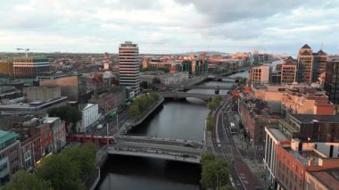 DUBLIN, IRELAND - 15 HAZİRAN 2025 Liffey nehri başkentten akıyor.